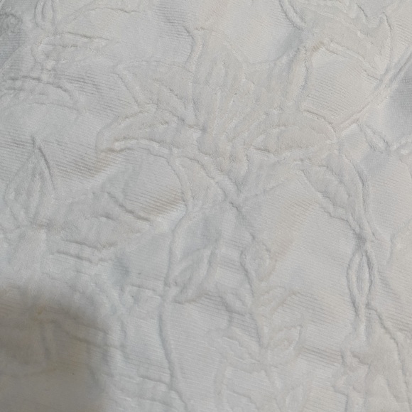 100% Ultra Soft Cotton Bedspread 120 x 120 in. Raw Ruffled Hem - Picture 7 of 10